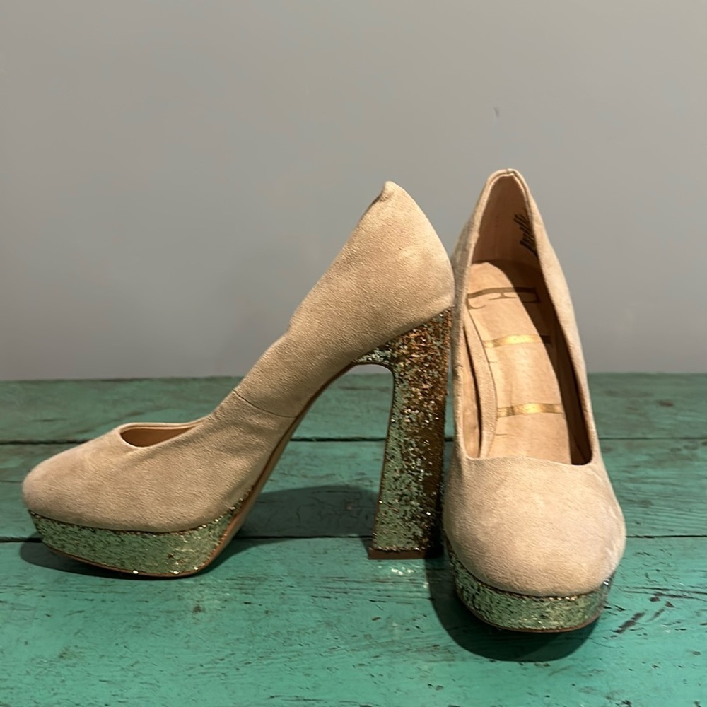 NWOT Elle Platform Closed Toe Pumps Beige Suede w/Gold Glitter Heels Sz 7